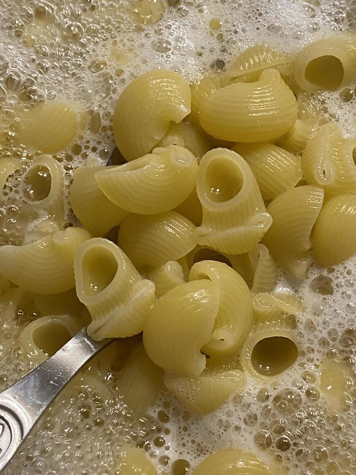 matlagning pasta i kokande vatten. foto