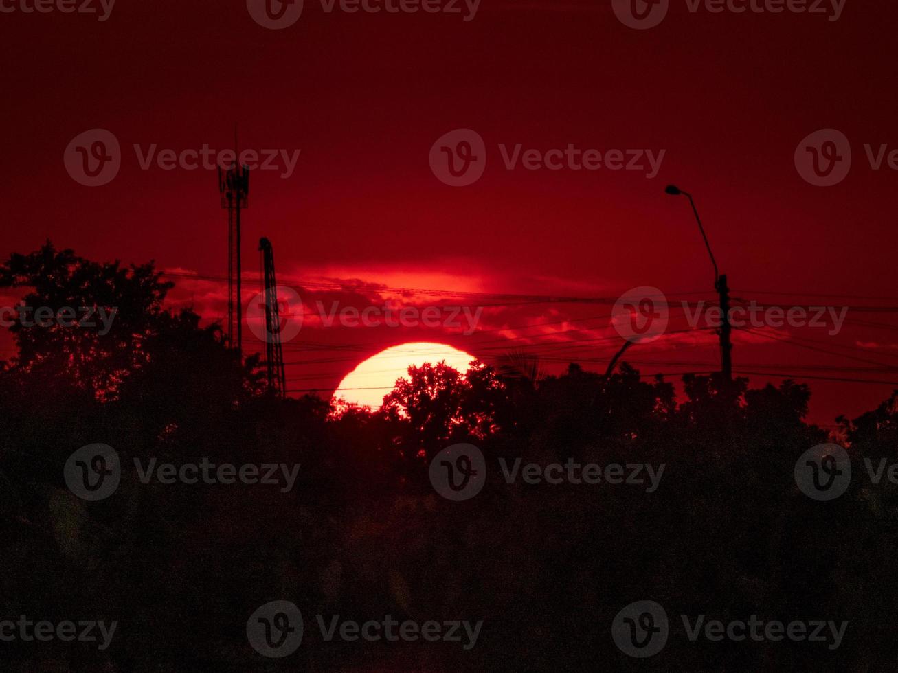 vacker solnedgång över fältet foto