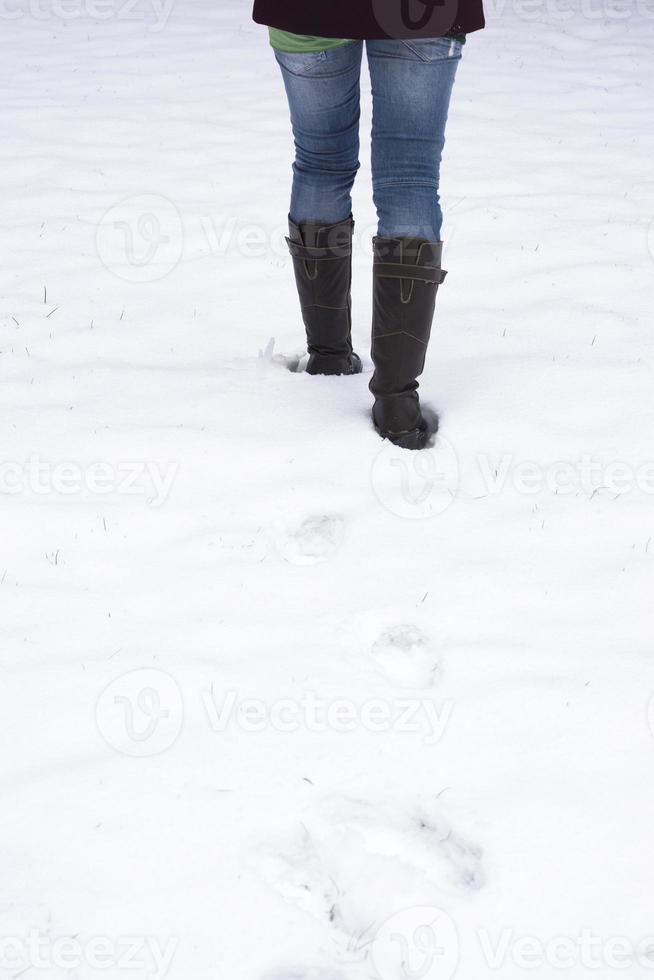 kvinna gående genom snö foto