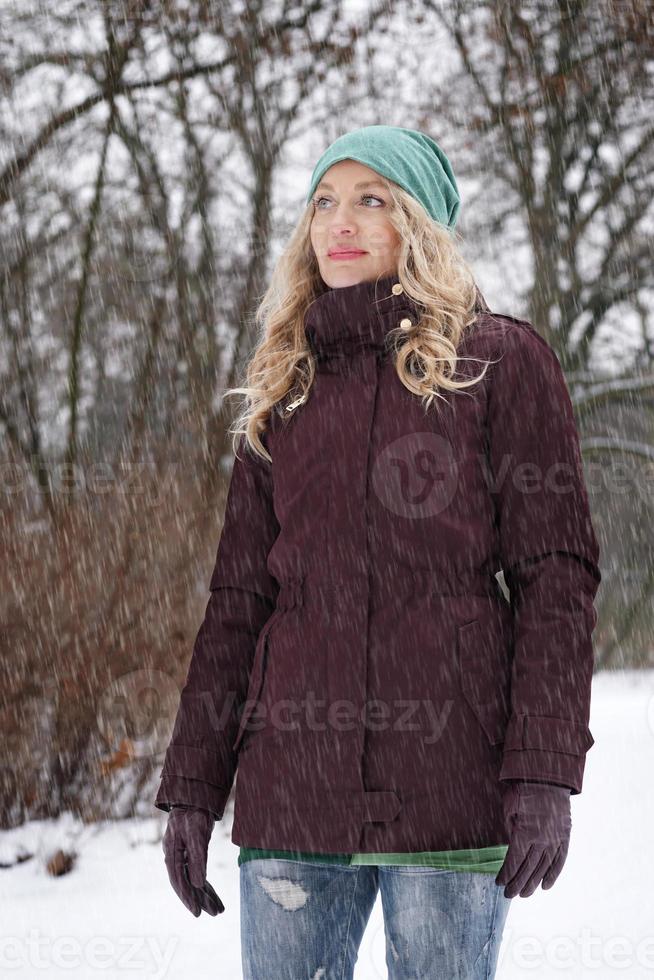 kvinna i tung snöfall foto