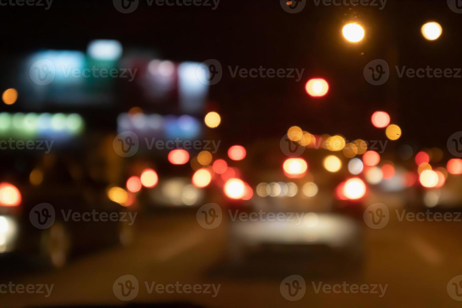 abstrakt natt trafik fläck bakgrund med bokeh ljus foto