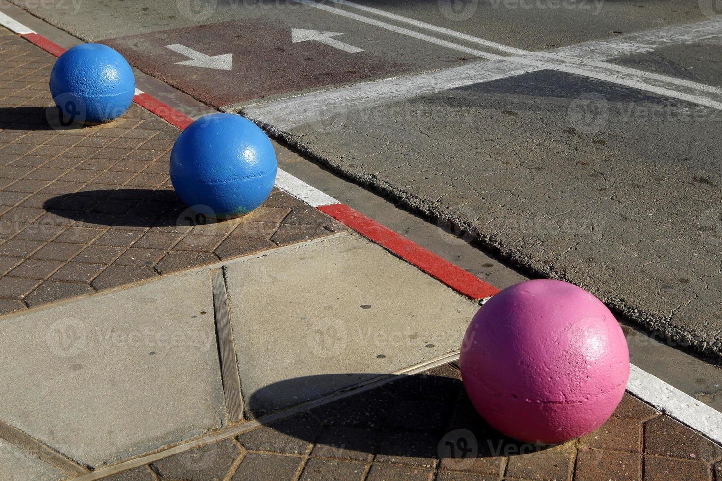 väg hinder längs de trottoar för de säker textavsnitt av fotgängare. foto