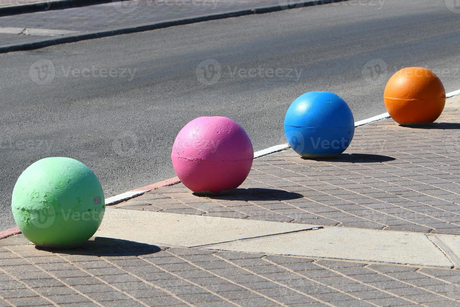 väg hinder längs de trottoar för de säker textavsnitt av fotgängare. foto