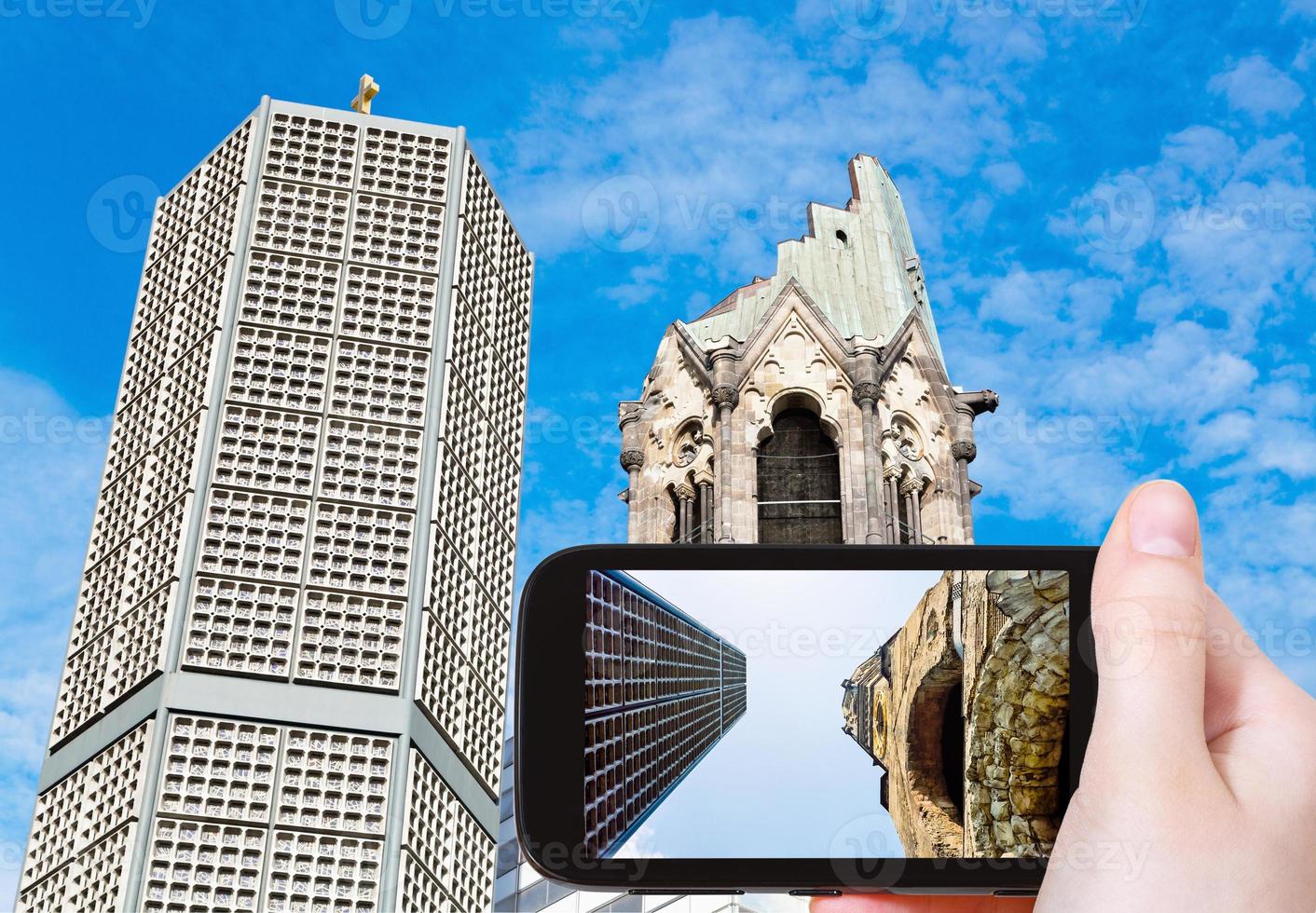 turist tar Foto av gedachtniskirche i berlin