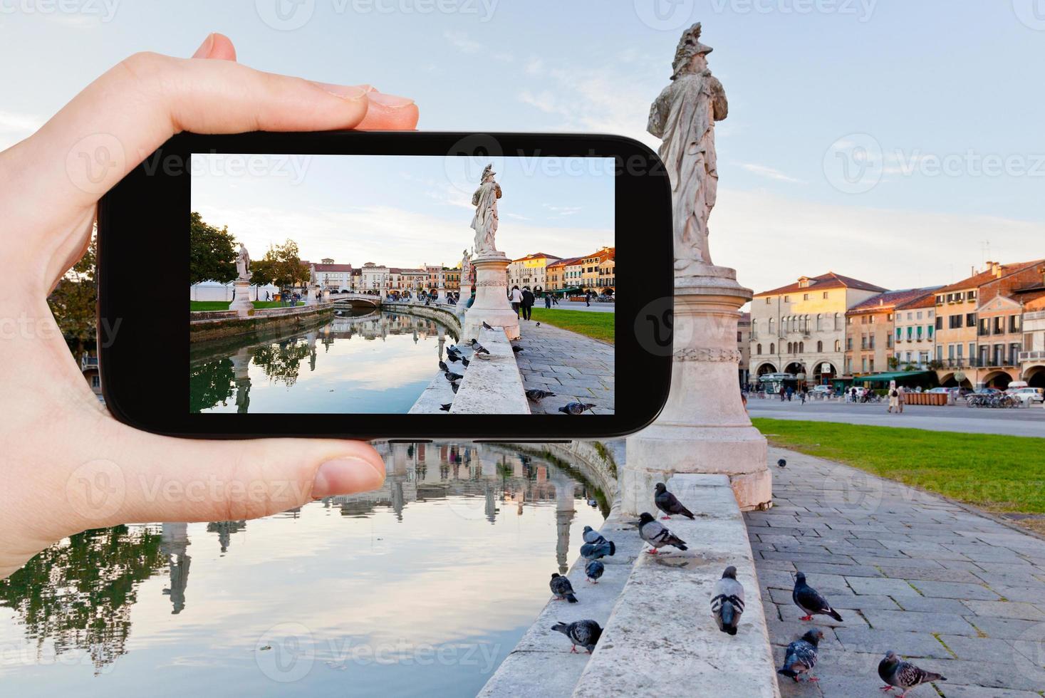 turist tar Foto av prato della valle i padua