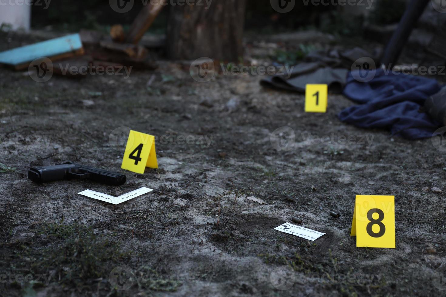 bevis med gul csi markör för bevis numrering på de bosatt bakgård i kväll. brottslighet scen undersökning begrepp foto