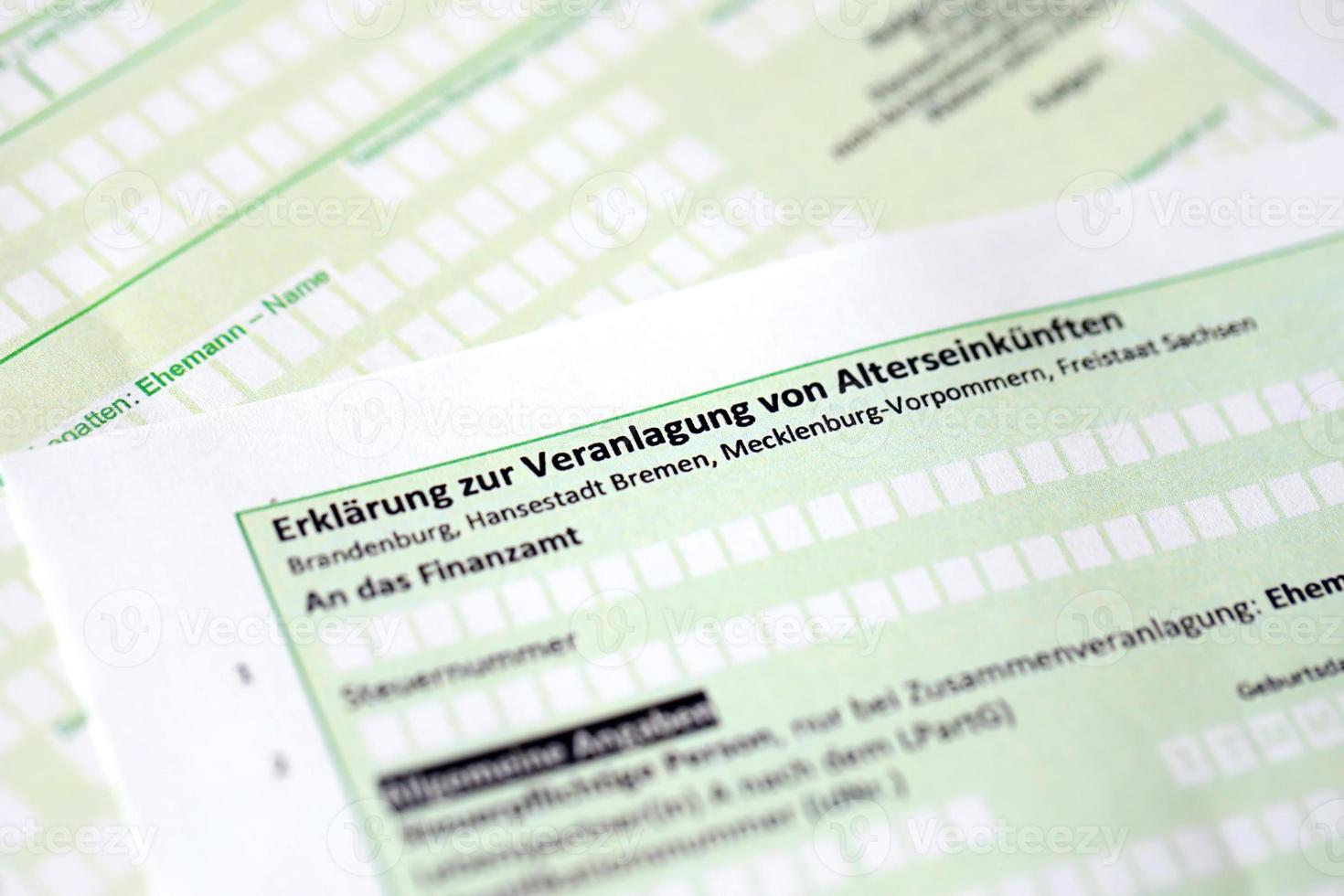 tysk påstående på de bedömning av pensionering inkomst stänga upp. de begrepp av beskattning och revisor pappersarbete Tyskland foto