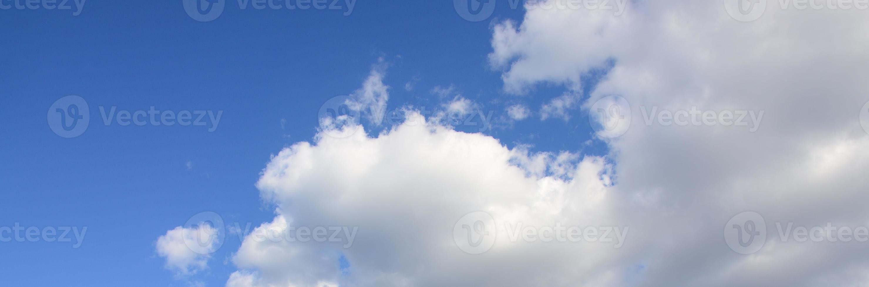 en blå himmel med massor av vit moln av annorlunda storlekar foto