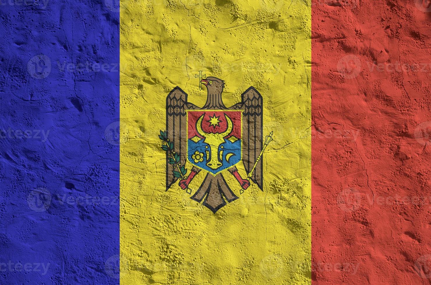 moldavien flagga avbildad i ljus måla färger på gammal lättnad putsning vägg. texturerad baner på grov bakgrund foto