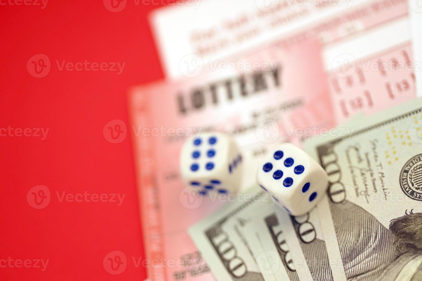 röd lotteri biljett med tärningar och pengar lögner på rosa hasardspel ark med tal för märkning till spela lotteri. lotteri spelar begrepp eller hasardspel missbruk. stänga upp foto