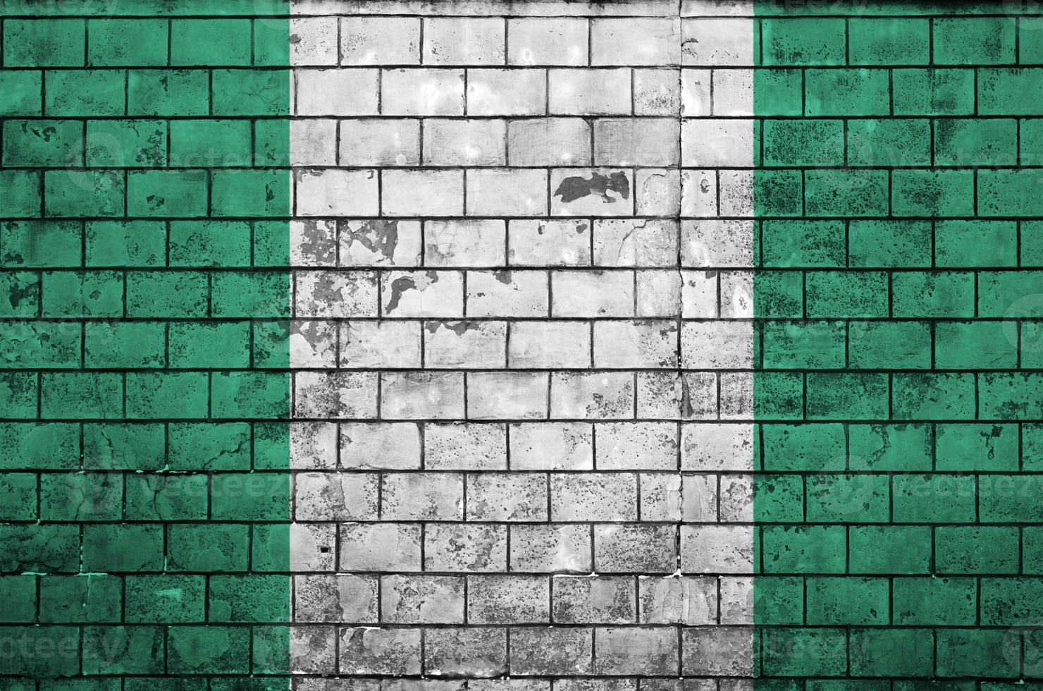 nigeria flagga är målad till ett gammal tegel vägg foto