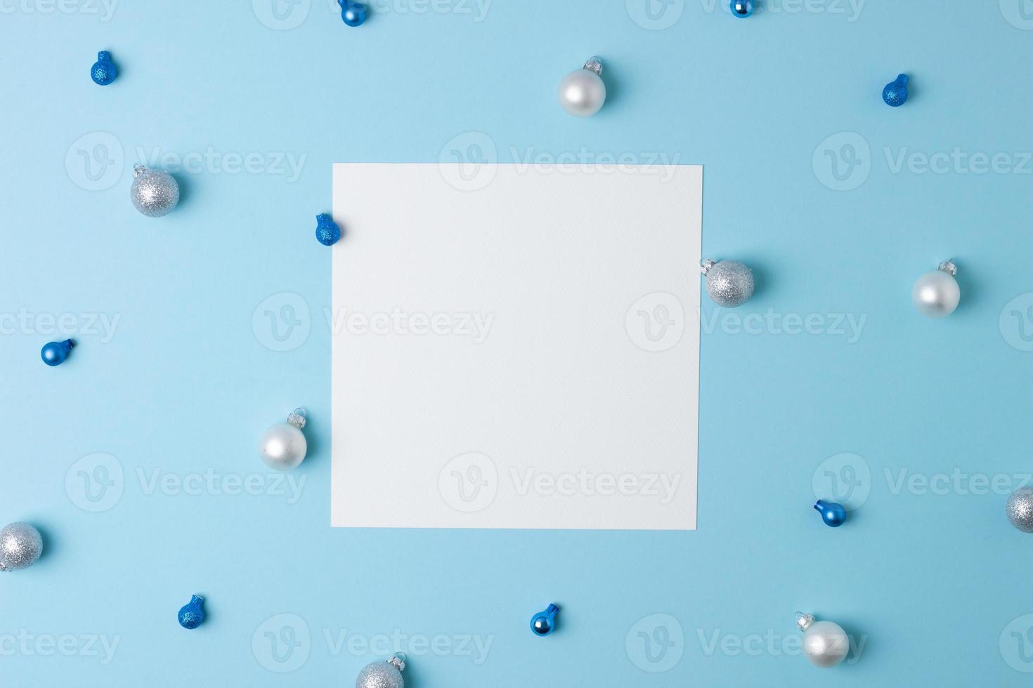 jul blå minimal bakgrund med falsk upp hälsningar kort och blå, grå boll. platt lägga, kopia Plats foto