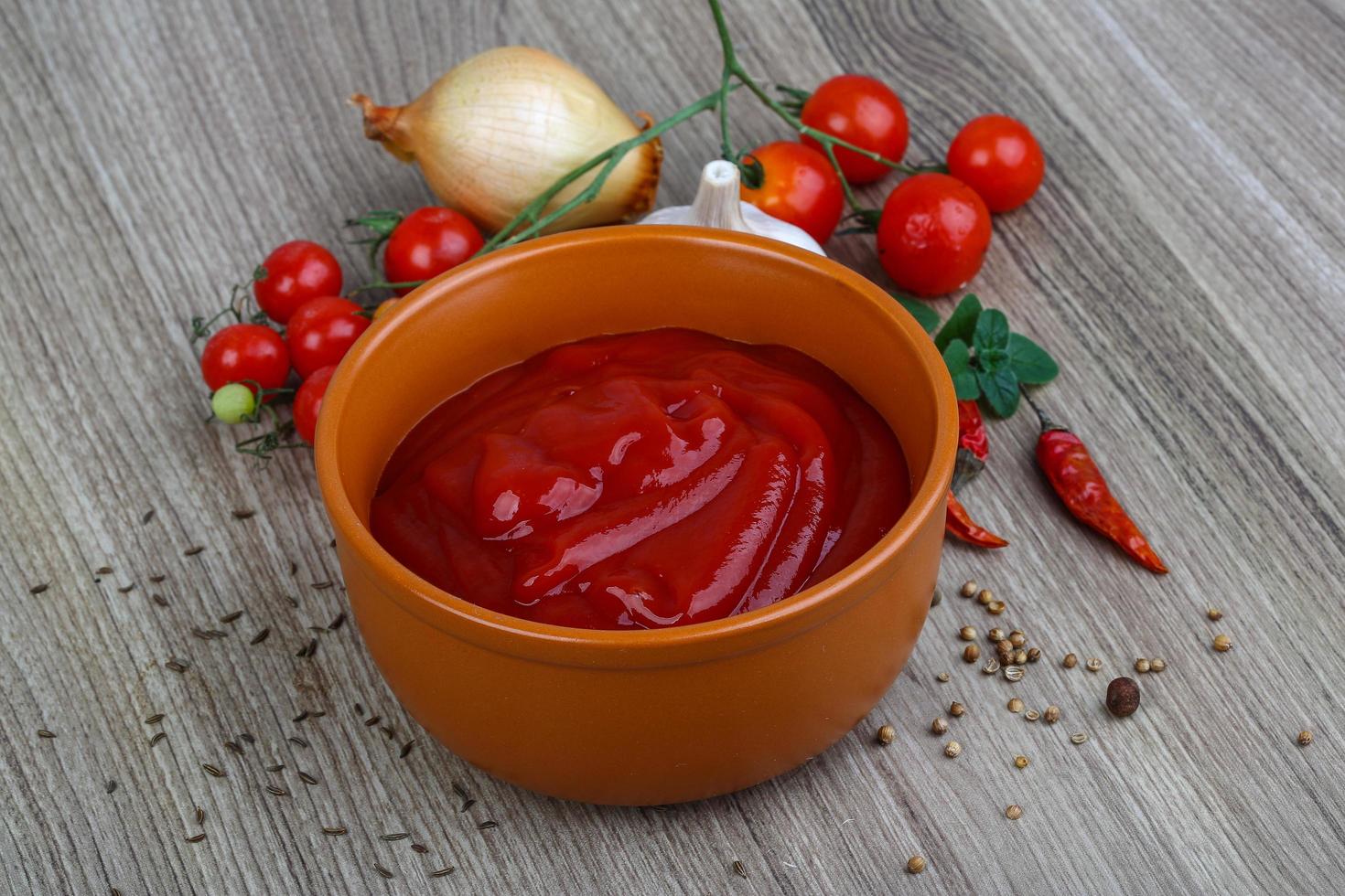 tomat ketchup på trä foto