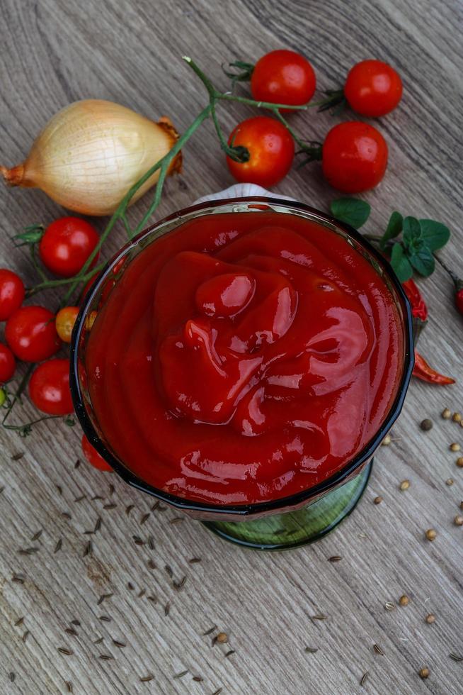 tomat ketchup på trä foto