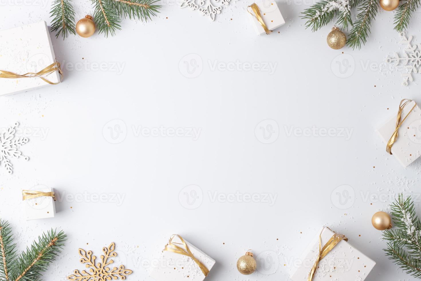 jul dekorationer med gåvor på vit bakgrund. platt lägga, kopia Plats foto