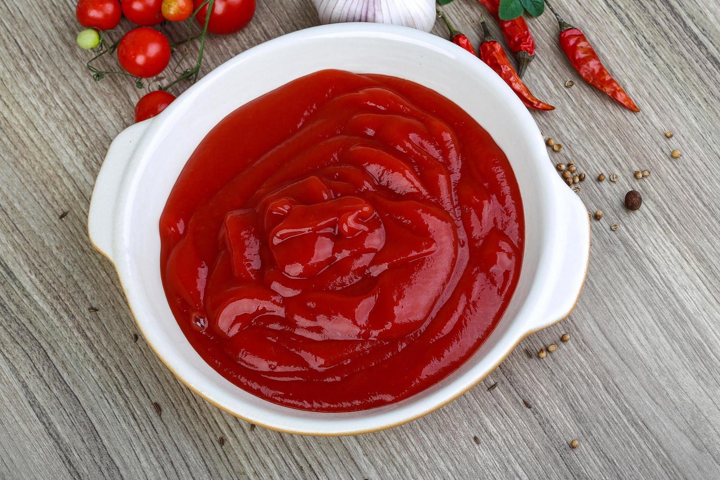 tomat ketchup på trä foto