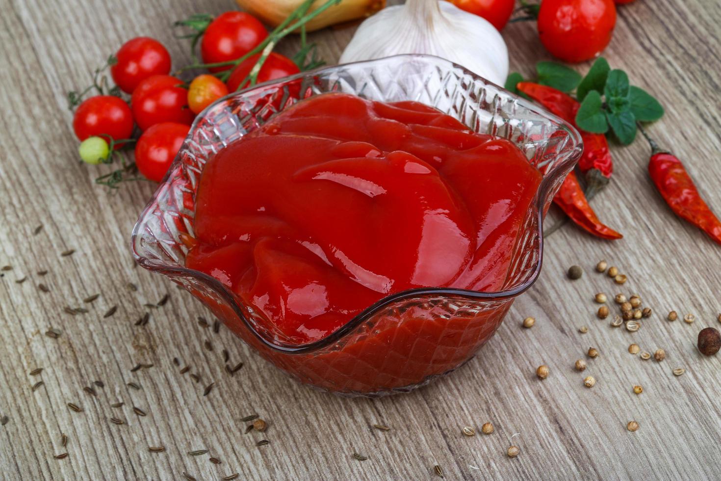 tomat ketchup på trä foto