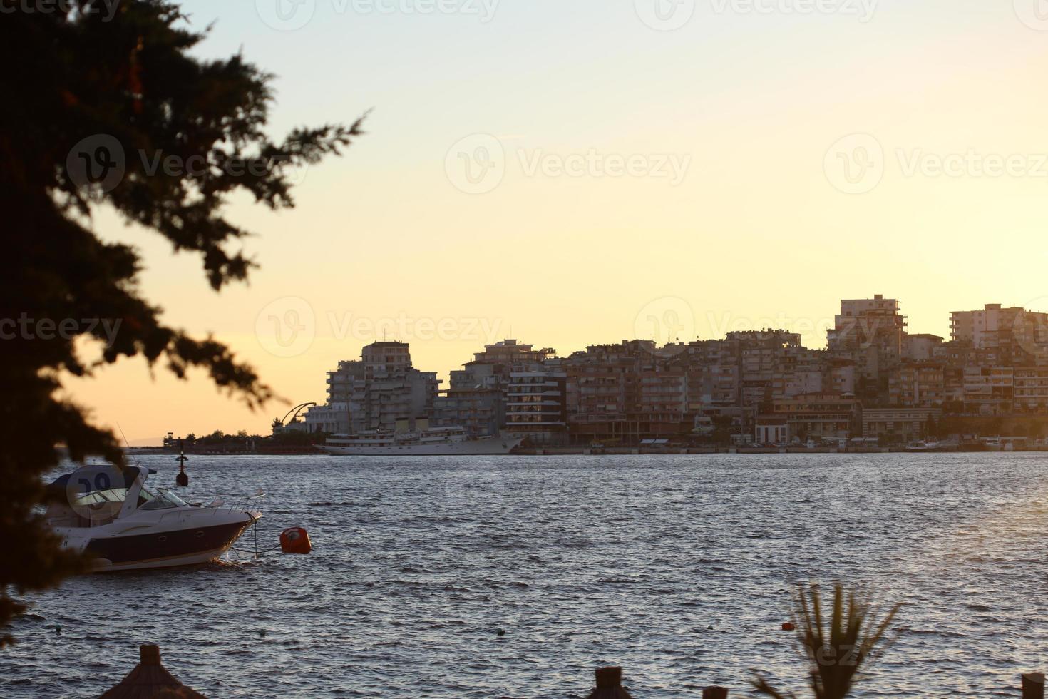 strand kust sarande stad albania sommar resa bakgrund hög kvalitet stor storlek skriva ut foto
