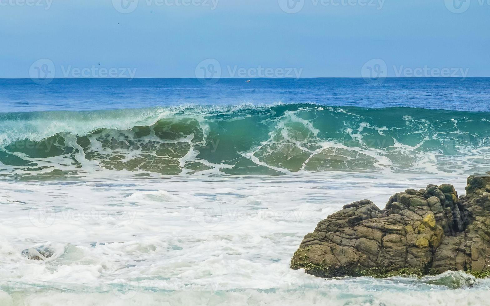 ytterst enorm stor surfare vågor på strand puerto escondido Mexiko. foto