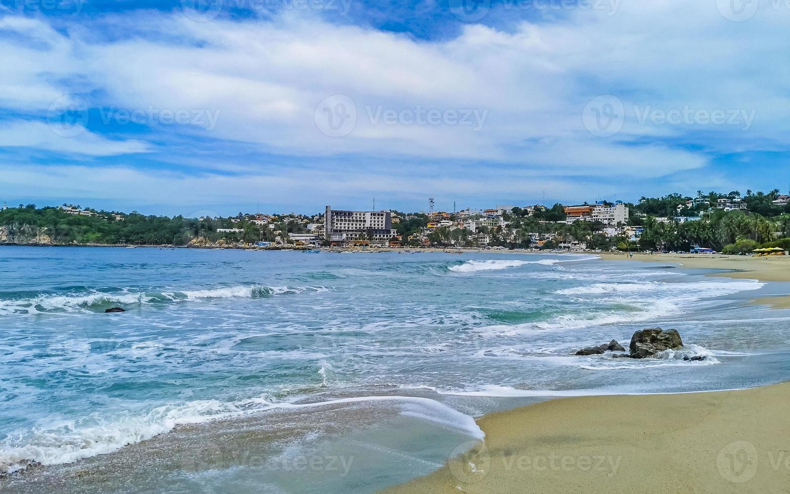 ytterst enorm stor surfare vågor på strand puerto escondido Mexiko. foto