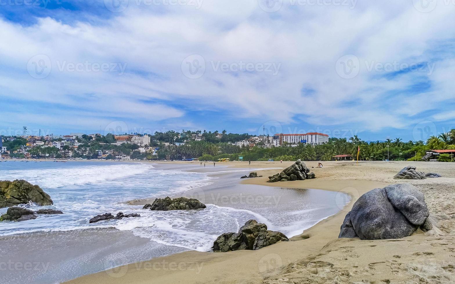 ytterst enorm stor surfare vågor på strand puerto escondido Mexiko. foto