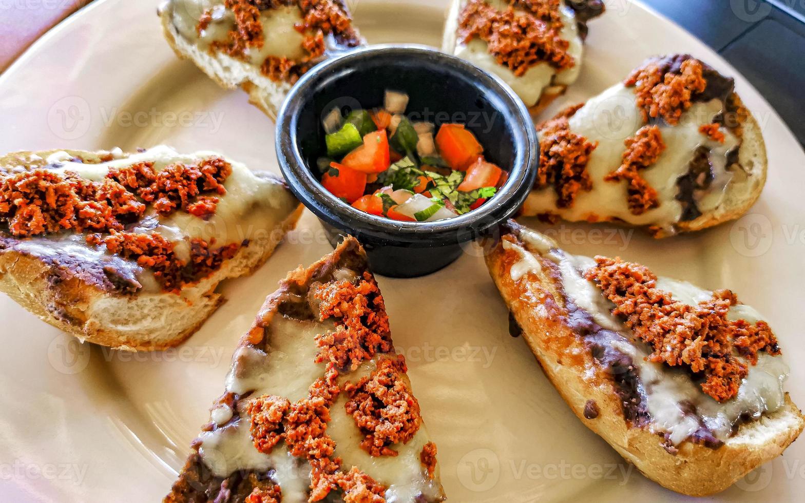 mexikansk frukost bröd rulla med chorizos i oaxaca Mexiko. foto