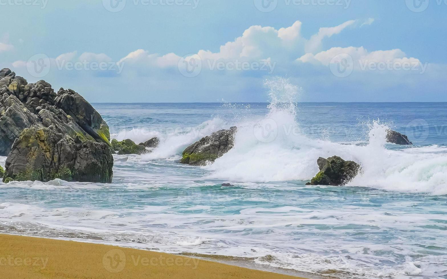 ytterst enorm stor surfare vågor på strand puerto escondido Mexiko. foto