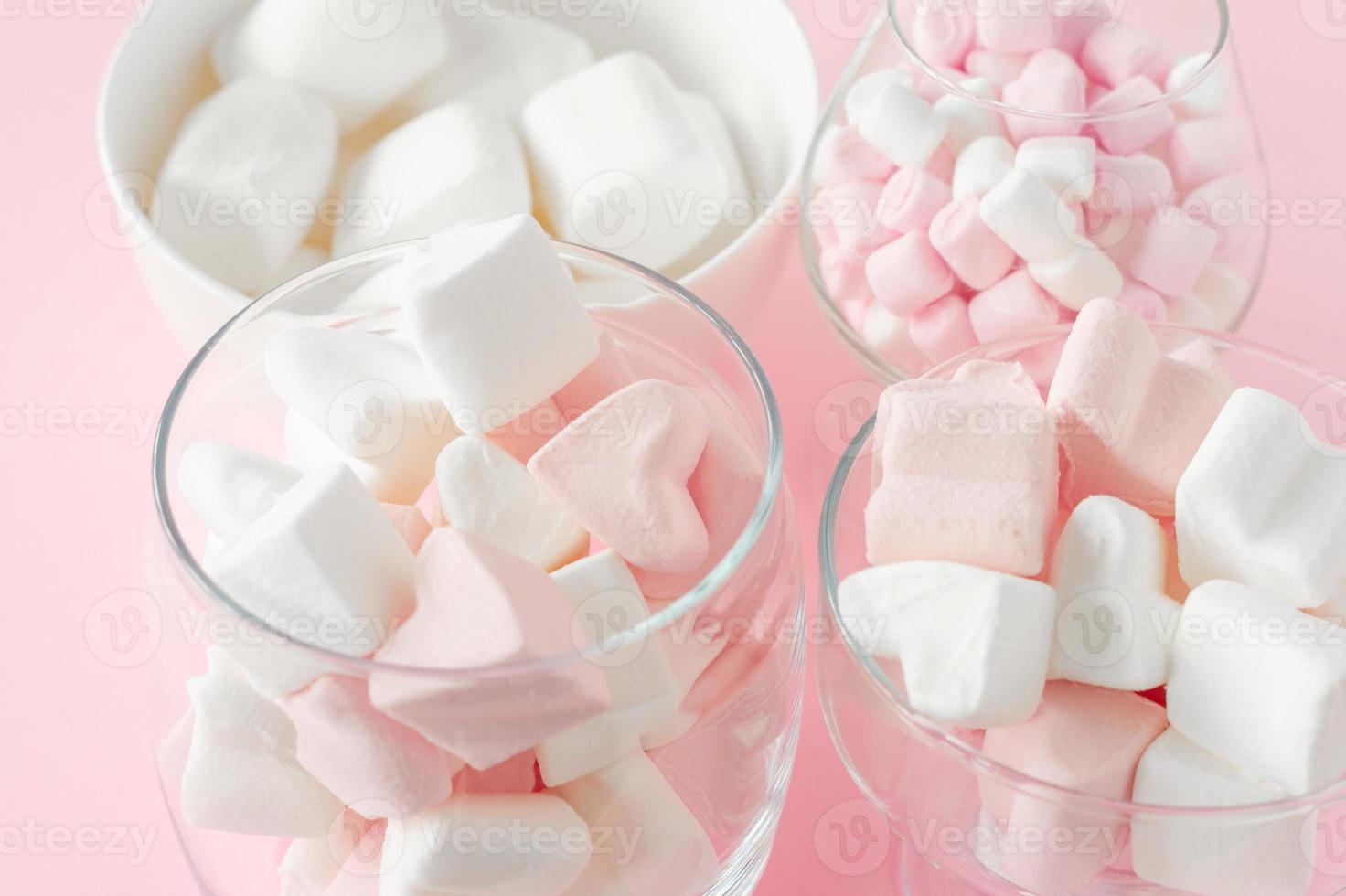 marshmallow hjärta form och mini med kärlek begrepp på rosa bakgrund foto