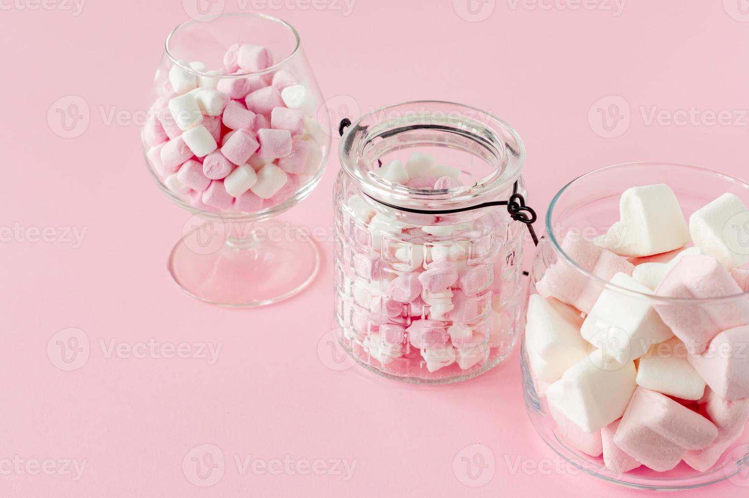 marshmallow hjärta form och mini med kärlek begrepp på rosa bakgrund foto