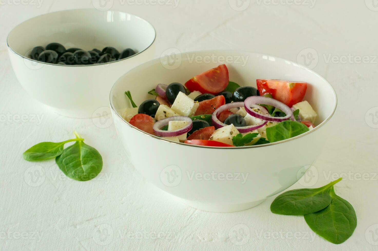 grekisk by sallad horiatiki med fetaost ost, oliver, tomat, gurka och röd lök, vegeterian medelhavs mat, låg kalori bantning måltid. foto
