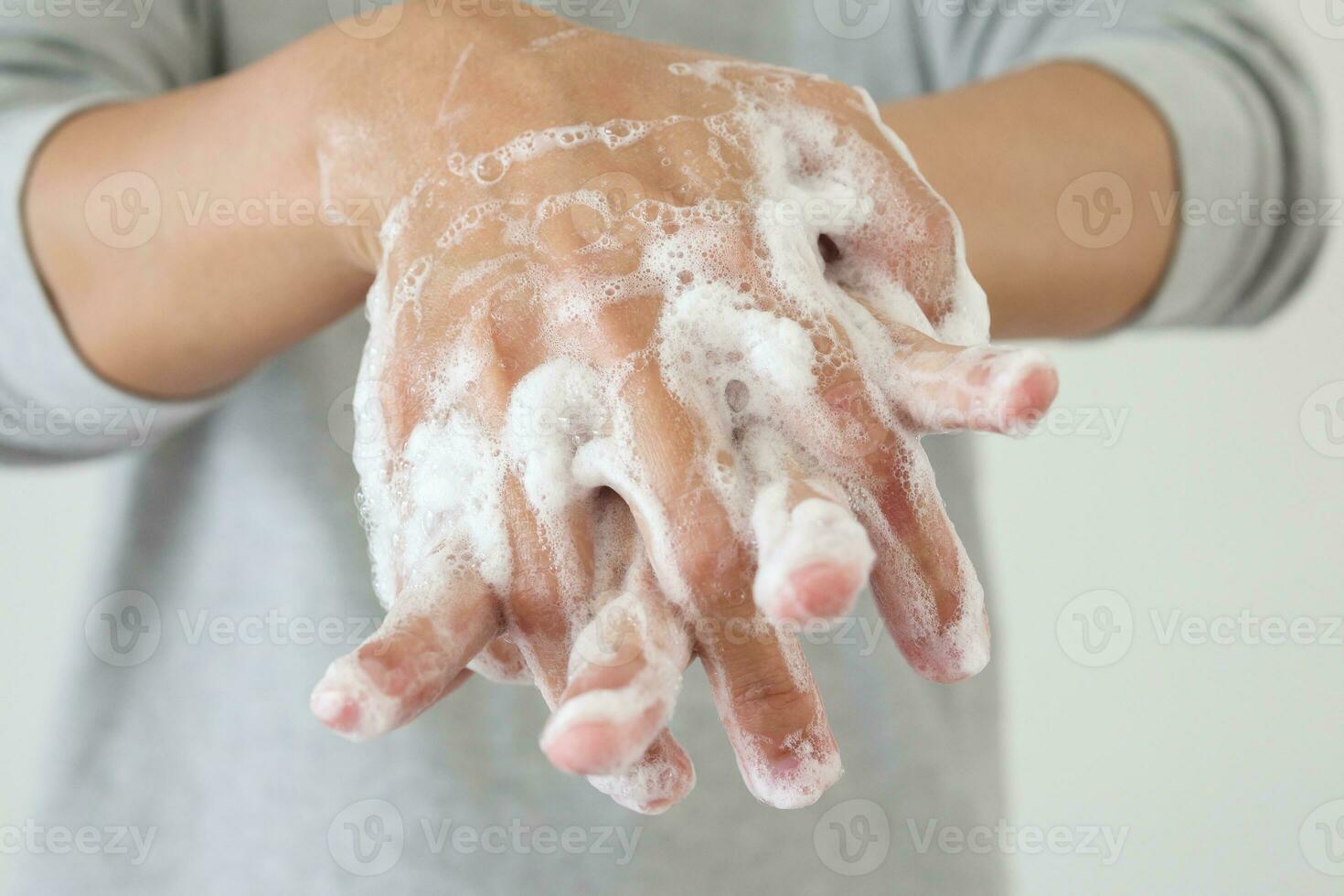 man tvätta händer med tvål för covid-19 korona virus förebyggande begrepp foto