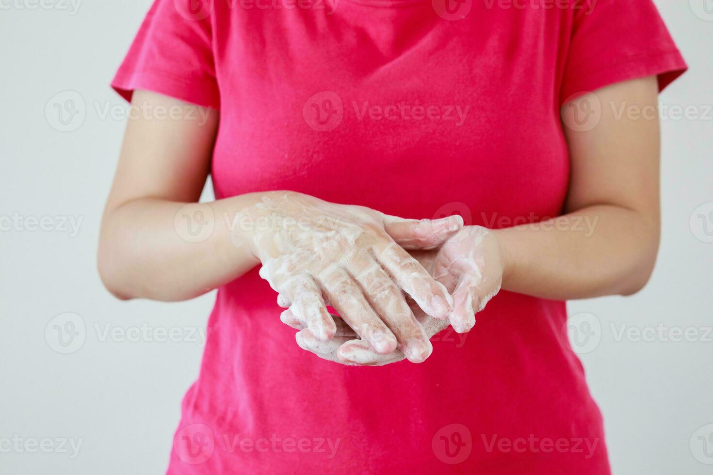kvinna tvättning händer med tvål för covid-19 korona virus förebyggande begrepp foto