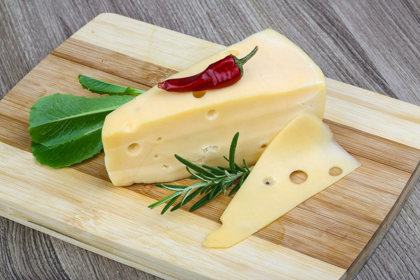 gul ost på trä- styrelse och trä- bakgrund foto