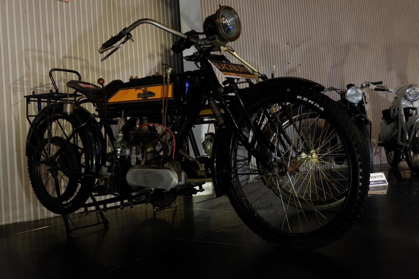 batu, öst java, indonesien - augusti 10, 2022, svart brännskada motorcykel , antik svart motorcykel i angkut museum foto