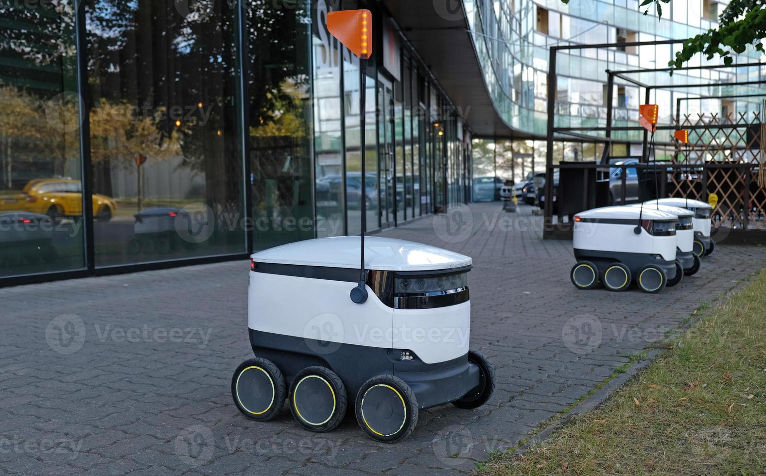 autonom leverans robot på Tallinn, estland. estniska företag utvecklande autonom leverans fordon. begrepp av framtida, teknologi, obemannad kurir robot. foto