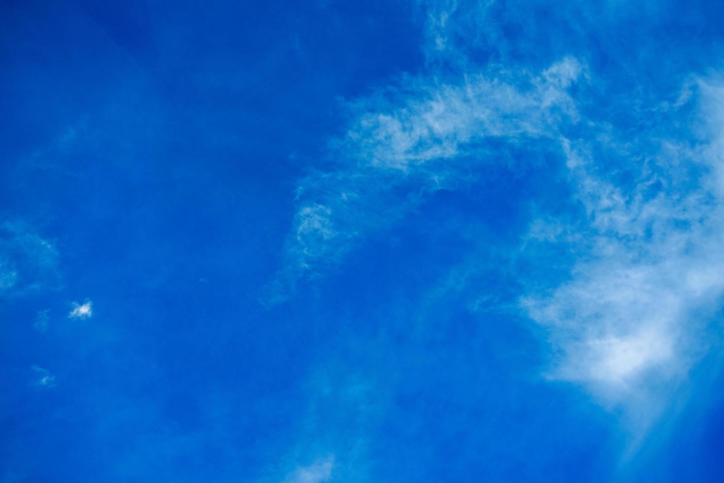 skönhet vit moln och klar blå himmel i solig dag textur bakgrund. kopia Plats för baner eller tapeter, design, text foto
