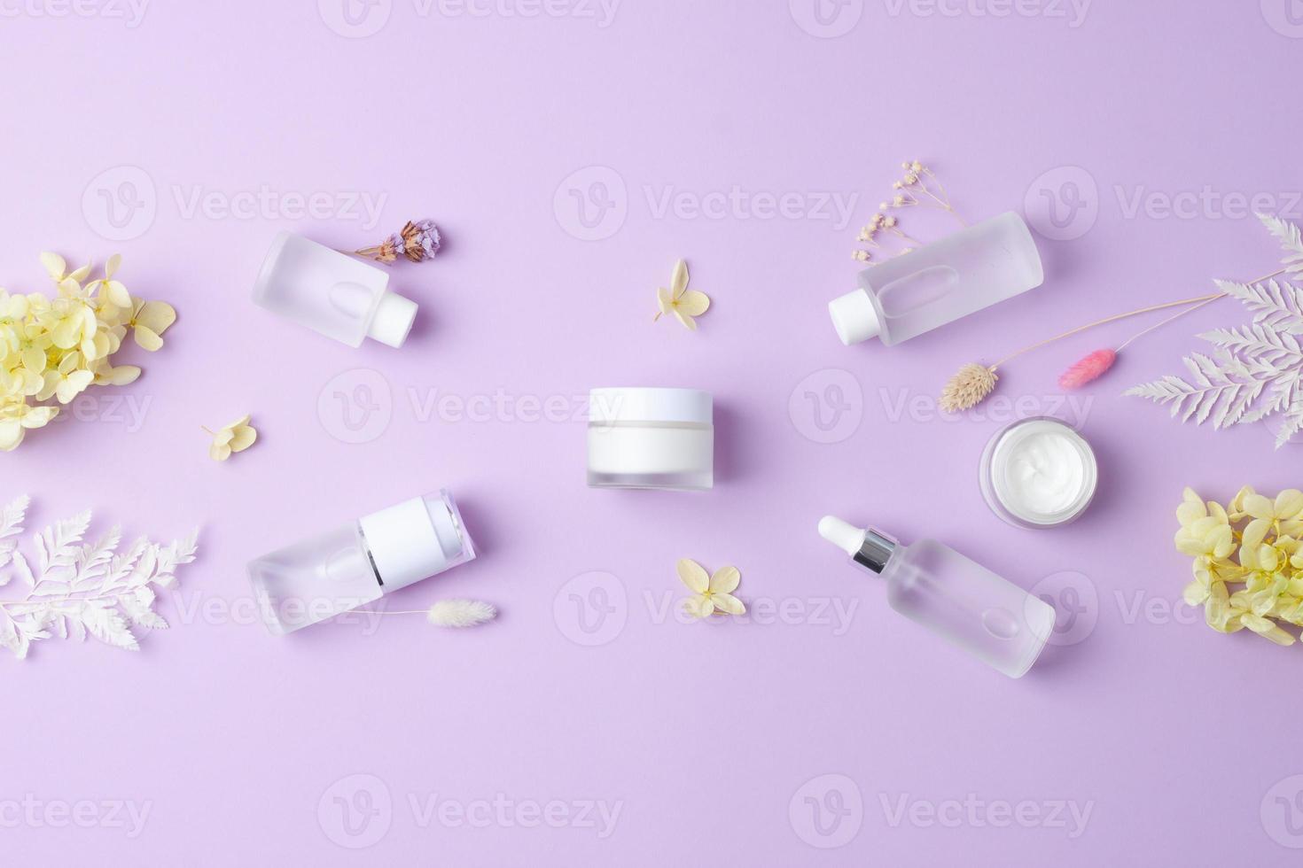 kosmetisk hud vård Produkter med blommor på reste sig bakgrund. platt lägga, kopia Plats foto