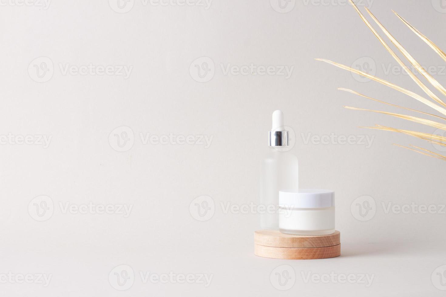 kosmetisk hud vård Produkter med trä podium och handflatan blad på grå bakgrund. stänga upp, kopia Plats foto