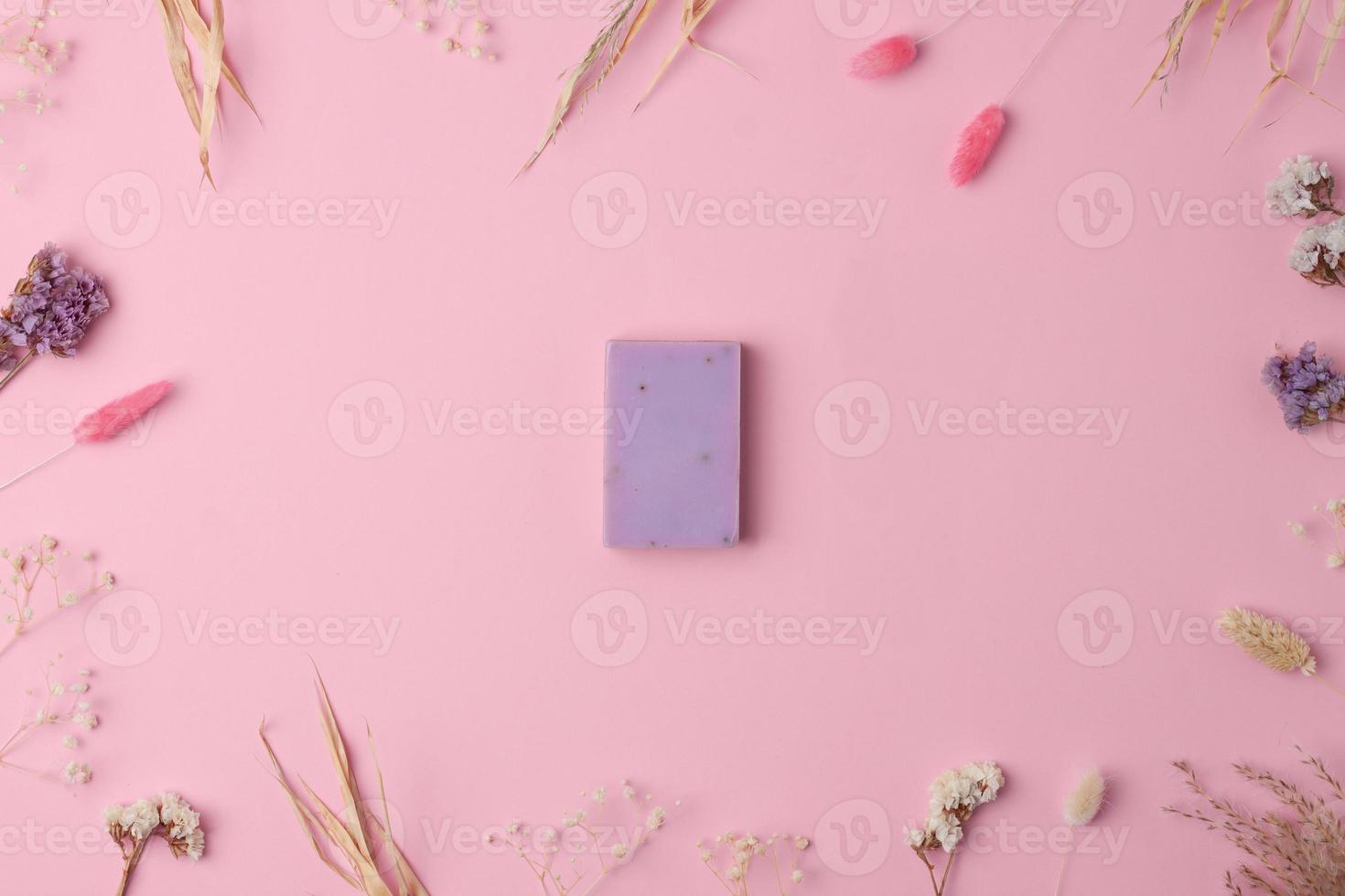 tvål och blomma på rosa bakgrund. platt lägga, kopia Plats. foto