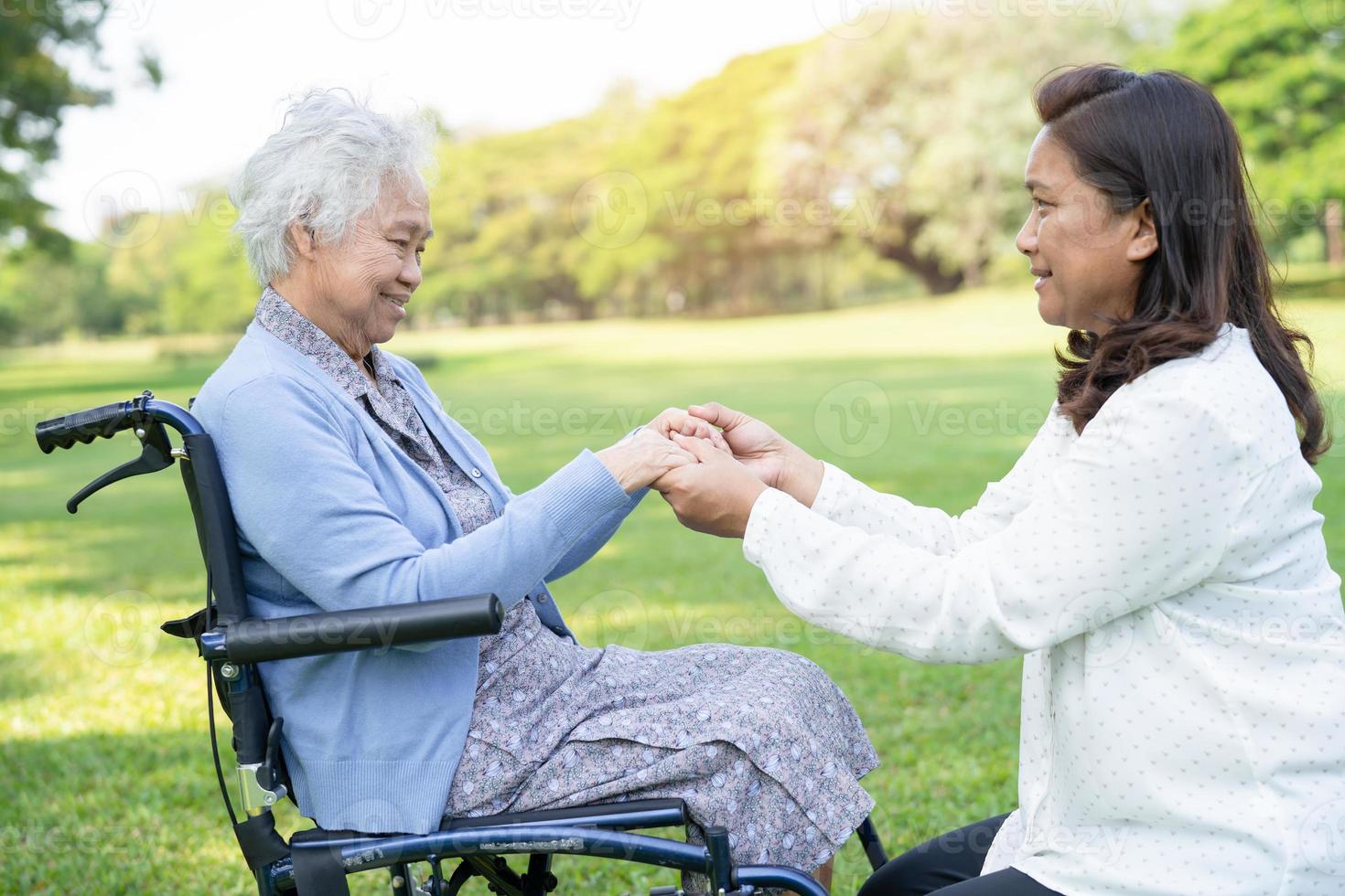 hålla händer asiatiska senior eller äldre gammal dam kvinna patient med kärlek, vård, uppmuntra och empati på vårdavdelningen, friska starka medicinska koncept foto
