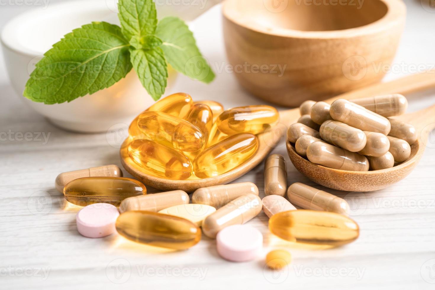 alternativ medicin ört organisk kapsel med vitamin e omega 3 fiskolja, mineral, läkemedel med örter blad naturliga kosttillskott för ett hälsosamt gott liv. foto