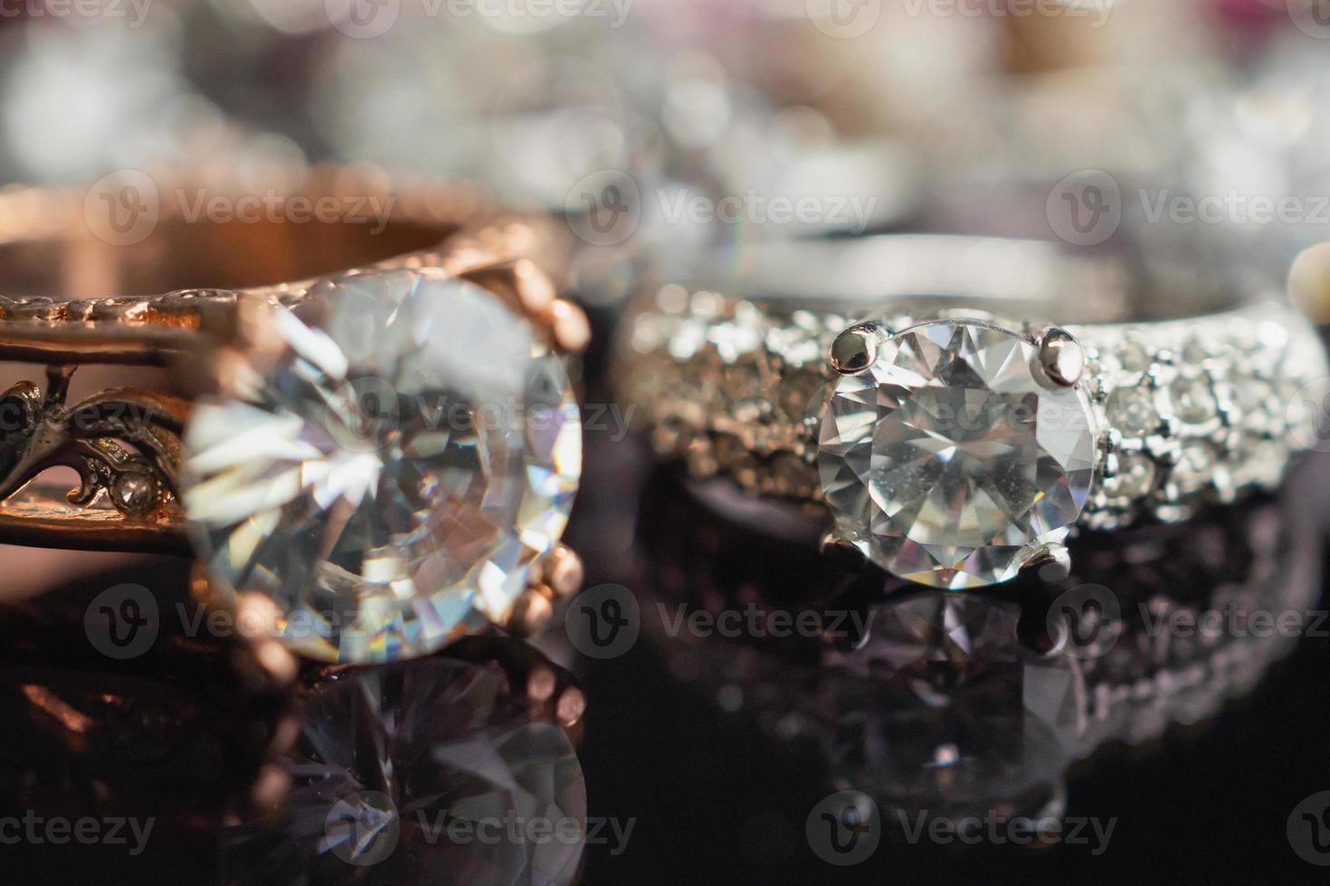 Smycken bröllop diamant ringar på svart bakgrund med reflexion foto