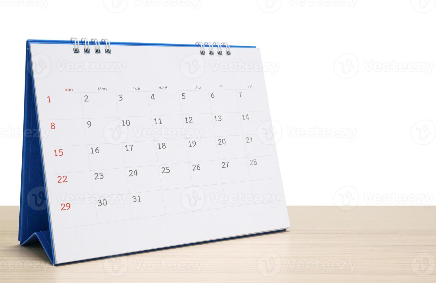vit skrivbord kalender på trä tabell topp isolerat på vit bakgrund foto