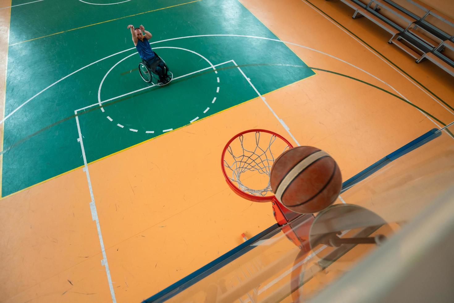 bogsera se Foto av en krig veteran- spelar basketboll i en modern sporter arena. de begrepp av sport för människor med funktionshinder