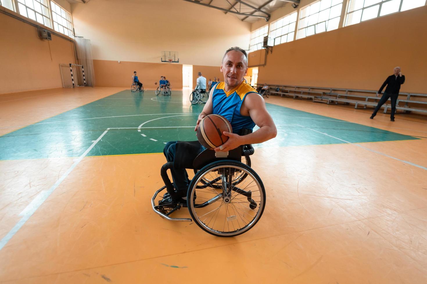 Inaktiverad krig eller arbete veteraner blandad lopp och ålder basketboll lag i rullstolar spelar en Träning match i en sporter Gym hall. handikappade människor rehabilitering och inkludering begrepp. foto