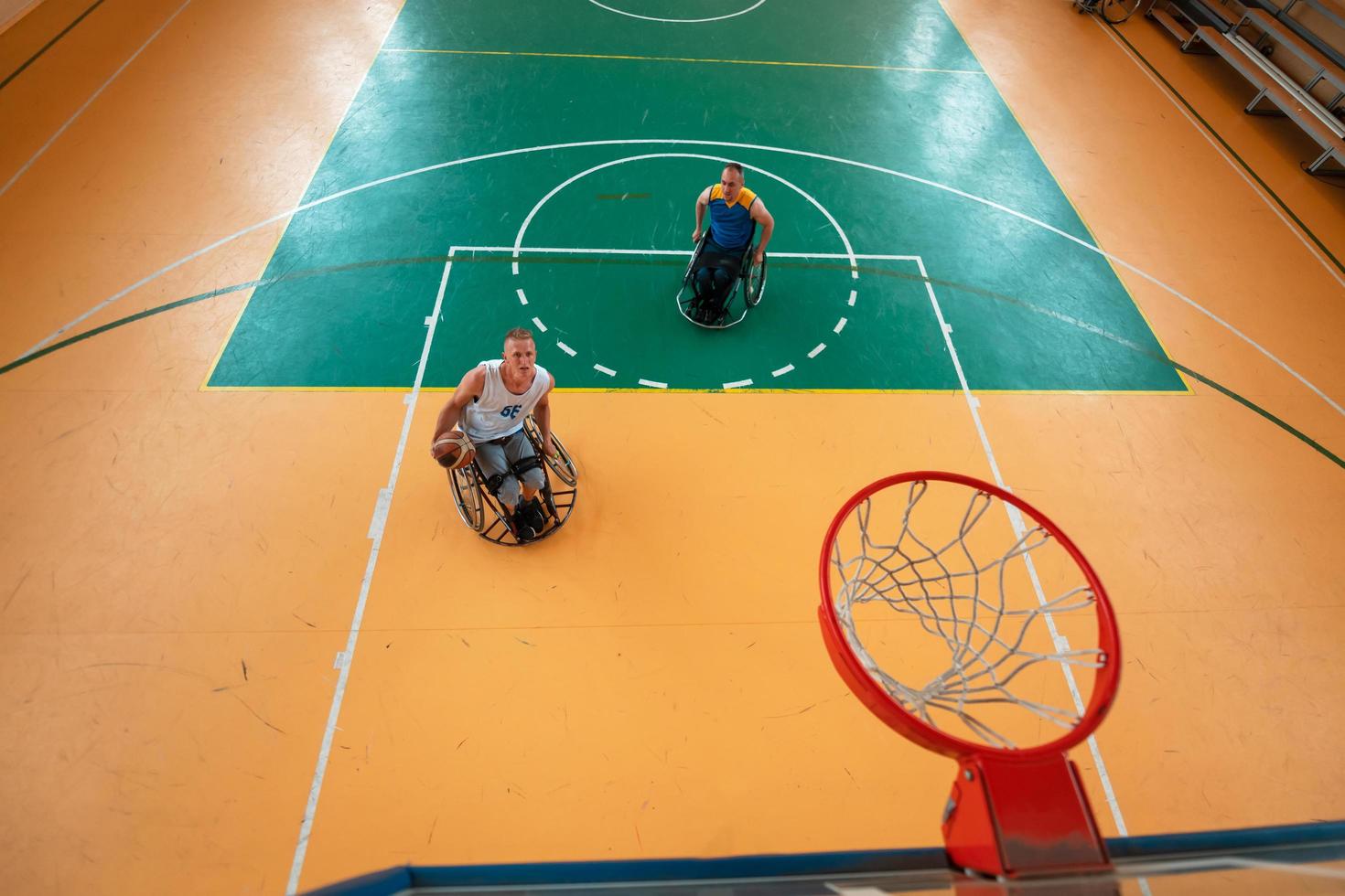 Inaktiverad krig eller arbete veteraner blandad lopp och ålder basketboll lag i rullstolar spelar en Träning match i en sporter Gym hall. handikappade människor rehabilitering och inkludering begrepp. foto