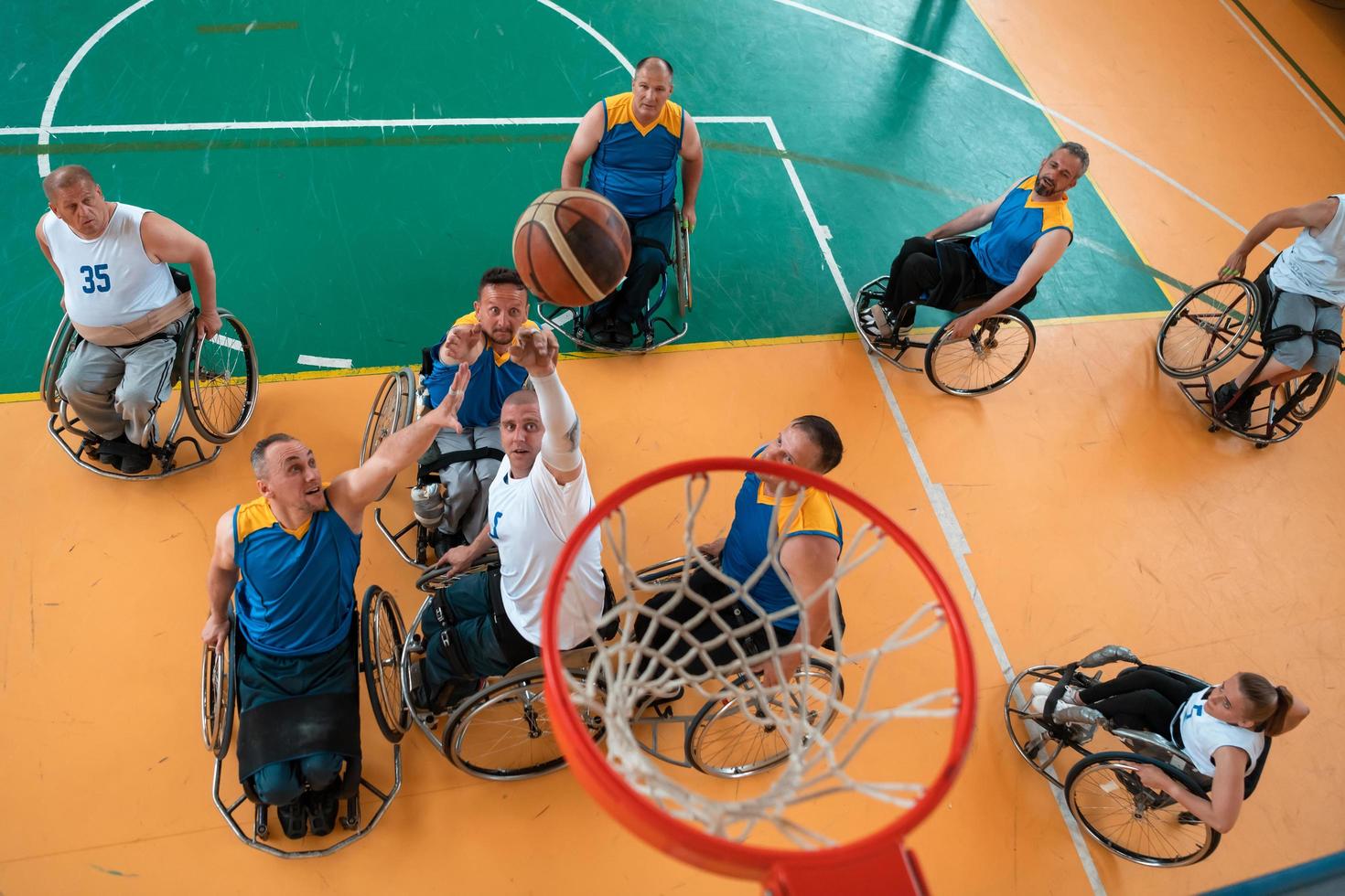 en Foto av basketboll lag med funktionshinder med de väljare i de stor hall innan de Start av de basketboll spel