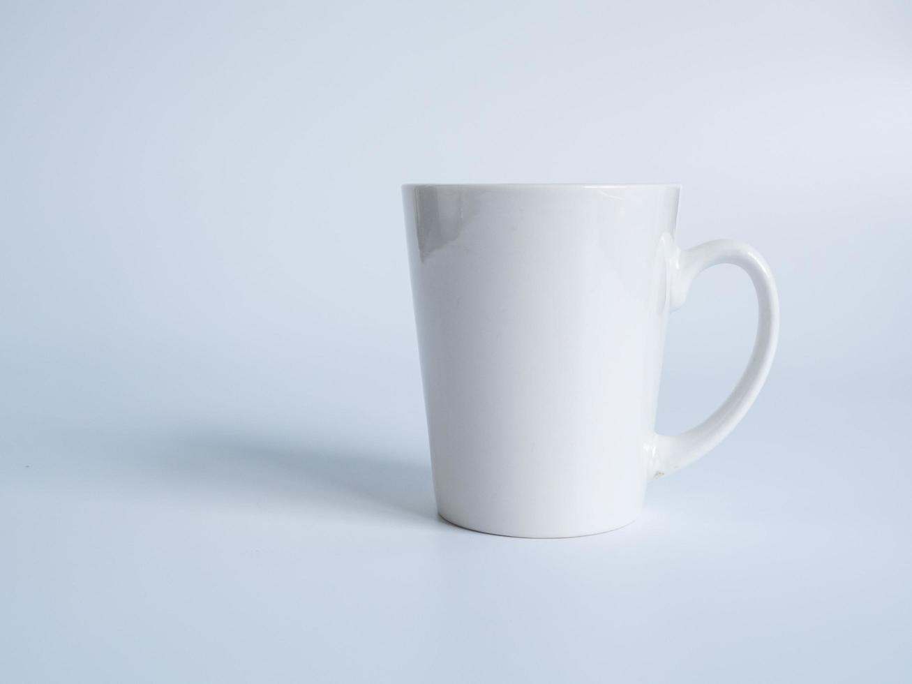 vit kaffekopp ovanifrån fotografi på ett vitt fat insidan av glaset ser tomt ut. väntar på att varmt kaffe ska fyllas på att drickas för att känna sig pigg och pigg på en vit bakgrund. foto
