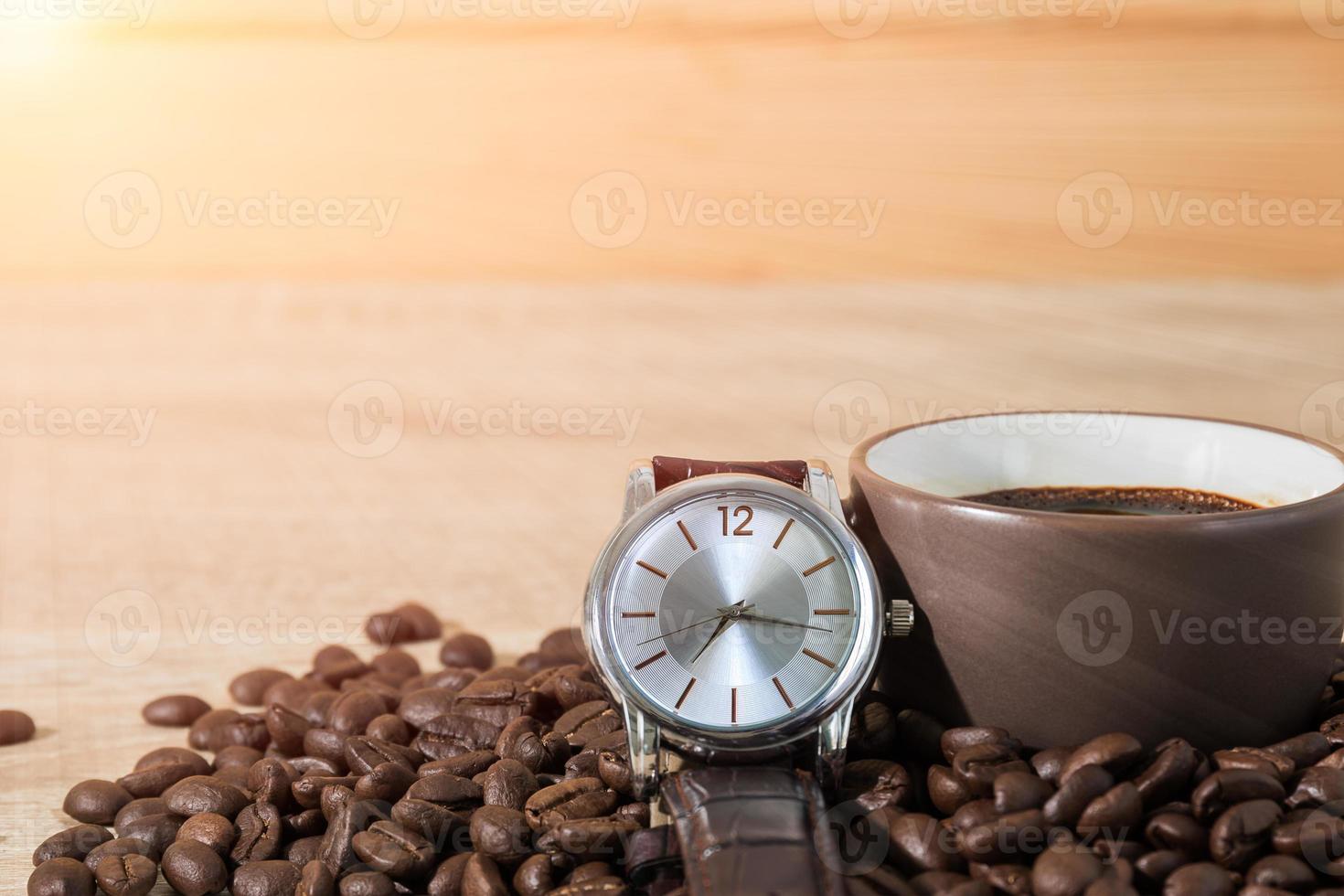 kaffe tid begrepp ,kaffe bönor och kaffe kopp foto