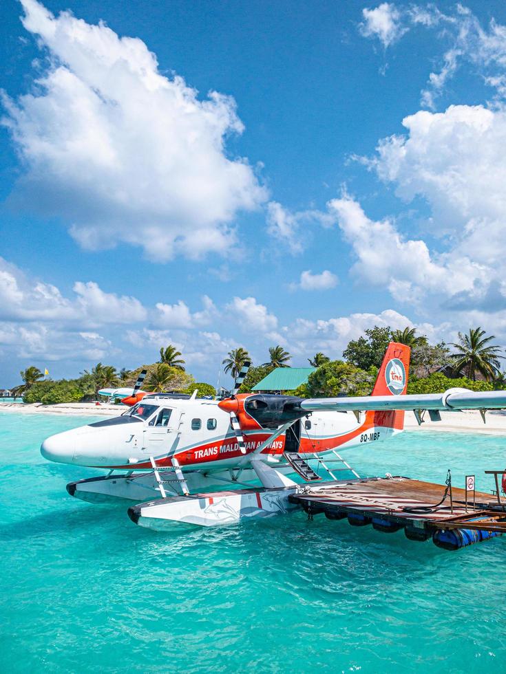 02.05.22 ari atoll, maldiverna trans maldivian luftvägarna tvilling utter sjöflygplan på manlig flygplats mle i de maldiverna. sjöflygplan parkering Nästa till flytande trä- brygga, maldiverna foto